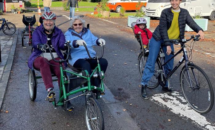 Pedal-assist side-by-side & standard 2-wheel bike with child seat